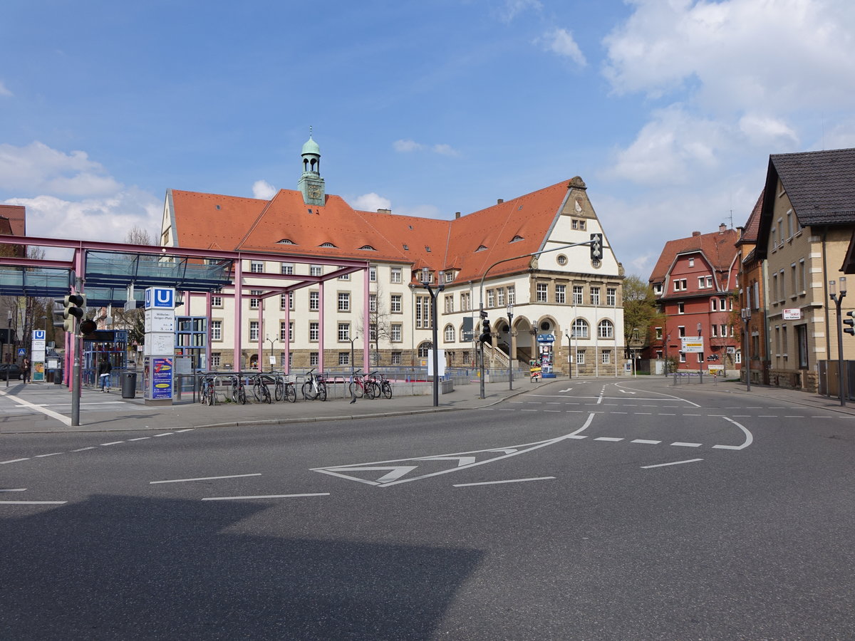 Feuerbach, Rathaus am Wilhelm Geiger Platz (10.04.2016)