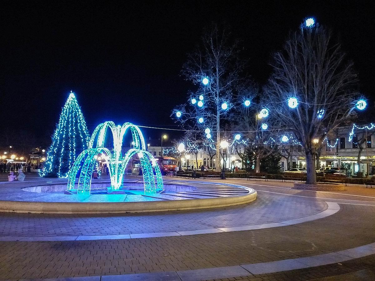 Feuerliche Leuchten auf dem Erzsbet-Platz in Nagykanizsa. Aufnahmedatum: 14.12.2017