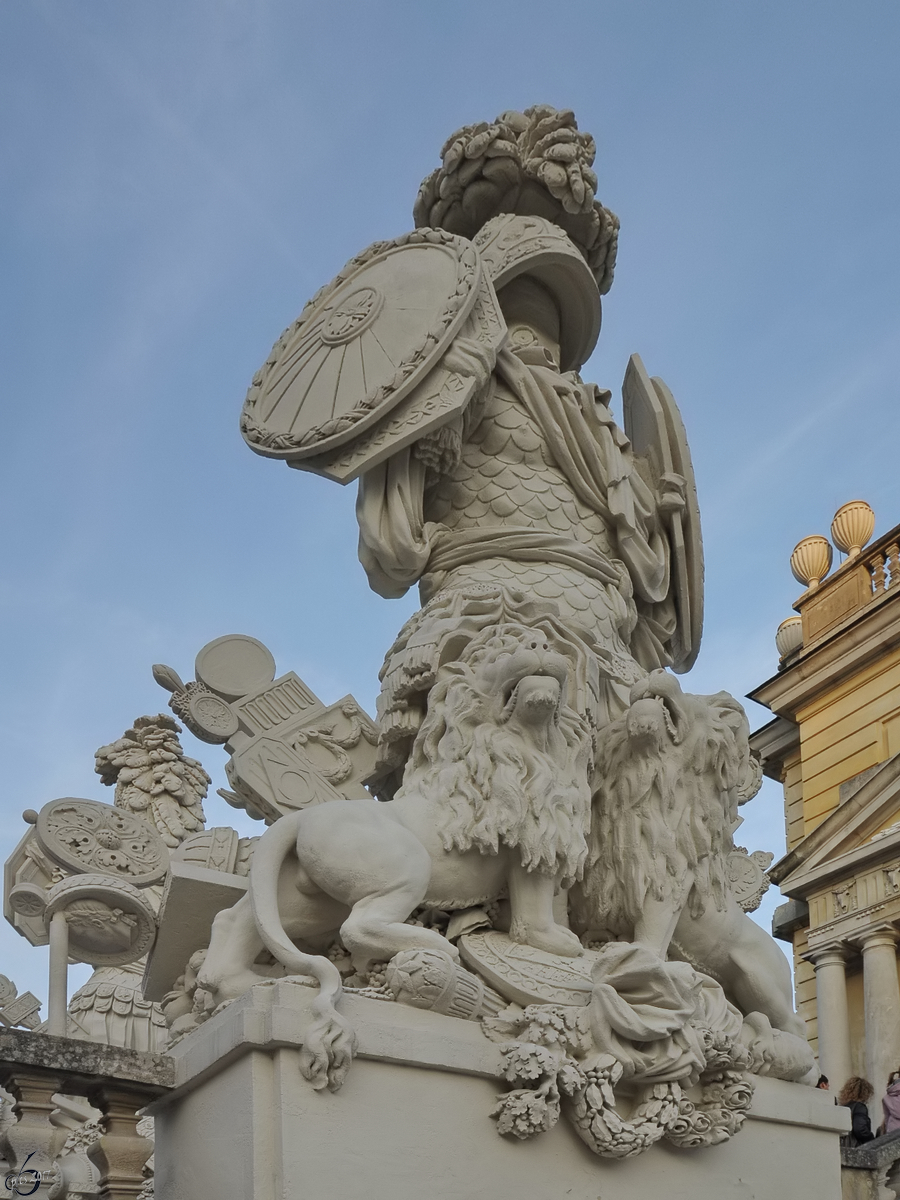 Figur an der Rampe zur Gloriette im Schlossgarten von Schloss Schnbrunn in Wien. (November 2010)
