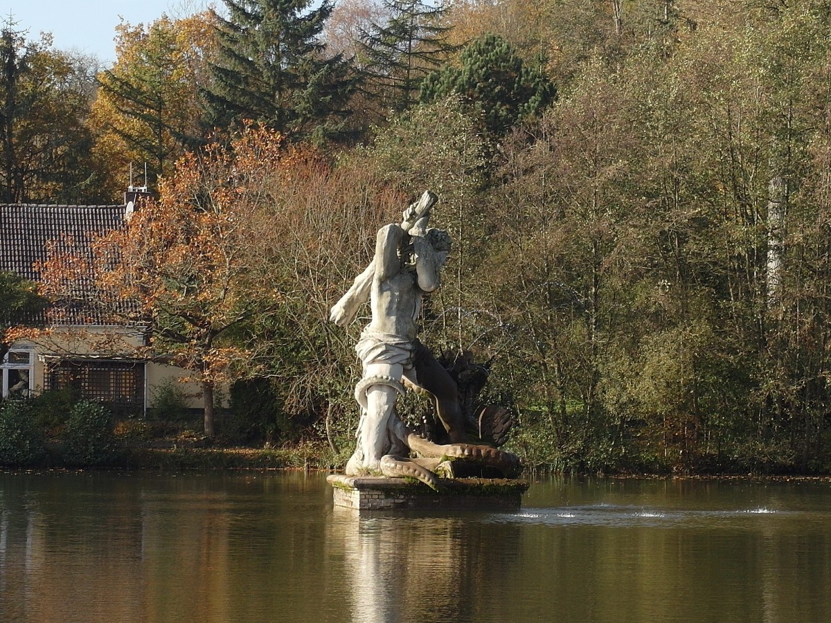 Figur des Herkules (Kopie 1994-1997) im Kampf mit der Hydra, Spiegelteich / Herkulesteich nrdlich Schloss Gottorf bei Schleswig, 01.11.2014
