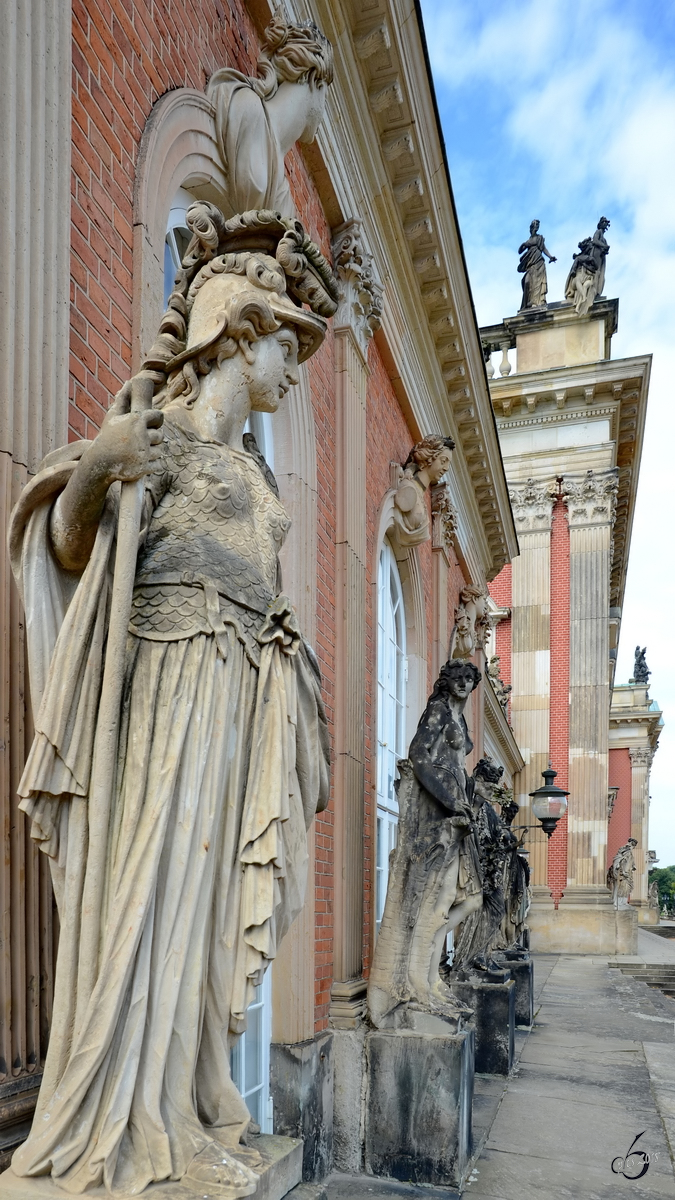 Figuren am Neuen Palais im Park Sanssouci. (Potsdam, September 2012)