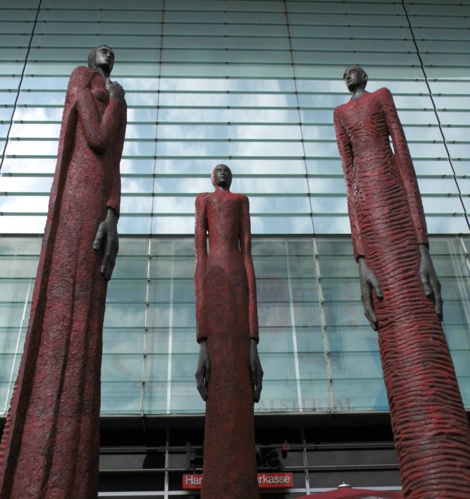 Figuren von Zoyt am Mimir-Brunnen vor dem Alstertal-Einkaufszentrum in Hamburg-Poppenbttel (16.08.14)