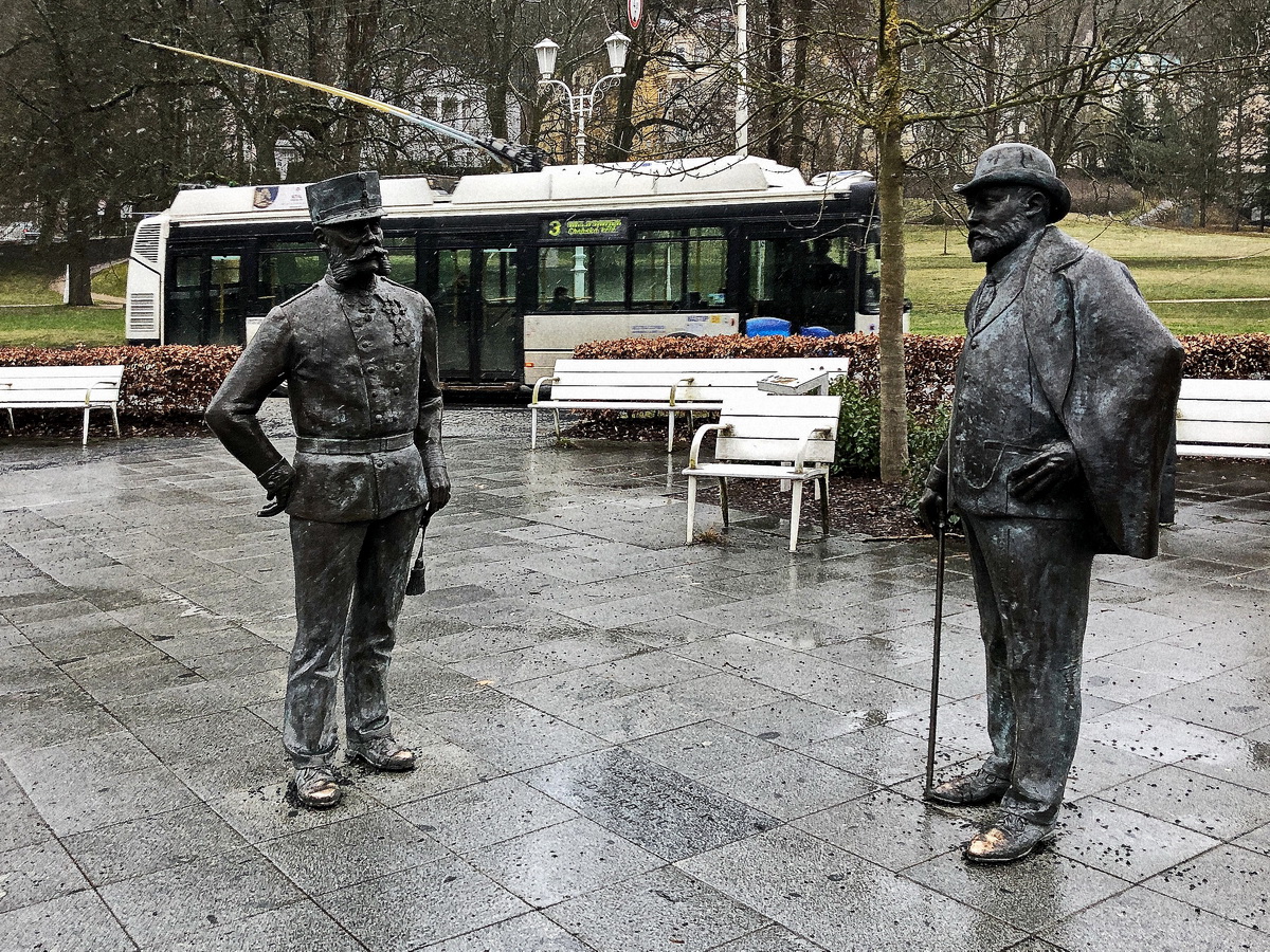Figurengruppe von Kaiser Franz Josef I und Edward VII in Marienbad am 26. Februar 2020