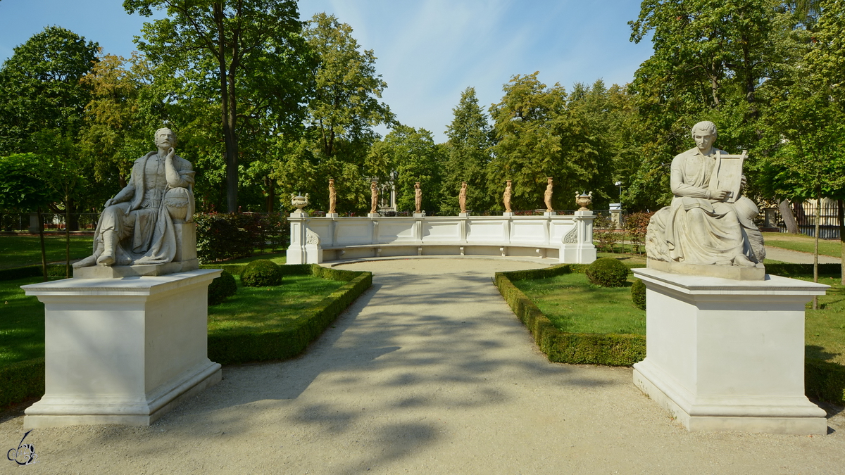 Figurengruppen und Sitzgelegenheiten im Schlosspark von Wilanw in Warschau. (August 2015)