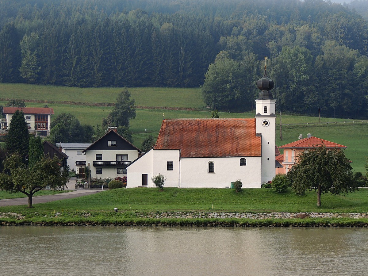 Filialkirche St-Peter in Pyrawang (Gde. Esternberg) liegt am rechten Donauufer,;  bei einer Innenrestaurierung wurden Reste einer gotischer Wandmalerei aus dem 14. Jhdt. freigelegt; 130831