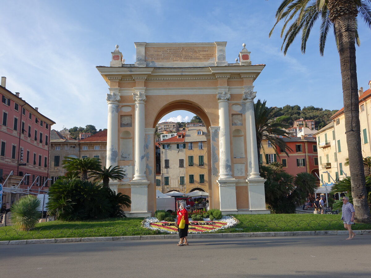 Finale Ligure, Triumpfbogen an der Piazza Vittorio Emanuele II. (02.10.2021)