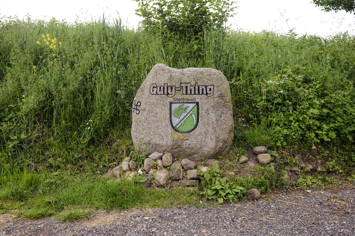 Findling am Guly-Thing bei Stoltebll in Angeln (Kreis Schleswig-Flensburg). Aufnahme: 7. Juni 2021.