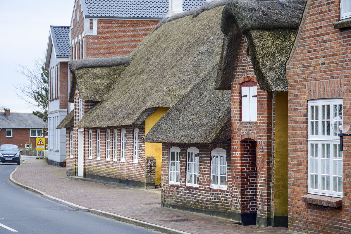 Firsenhuser an der Nrregade in Hjer (deutsch Hoyer) in Nordschleswig. Aufnahme: 18. Mrz 2024.