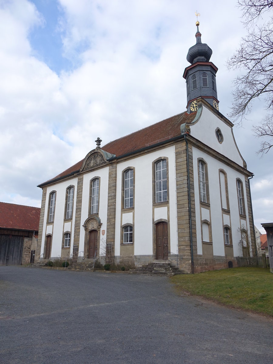 Fischbach bei Ebern, ev. Pfarr- und Schlosskirche, Saalbau mit Walmdach und Giebelfassade, erbaut von 1756 bis 1761 (24.03.2016)