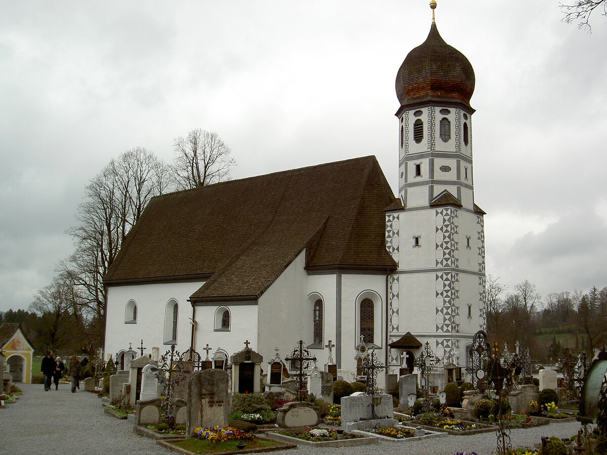 Fischbachau, Pfarrkirche Maria Schutz, sptgotischer Chor von 1494, frhbarocke Ausgestaltung und Stuckierung um 1630, Turm und Erweiterung des Langhauses nach Westen 1695 durch Johann Mayr (05.04.2012)