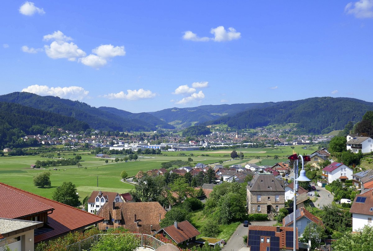 Fischerbach, Blick ins Kinzigtal und auf das gegenber liegende Haslach, Juni 2020