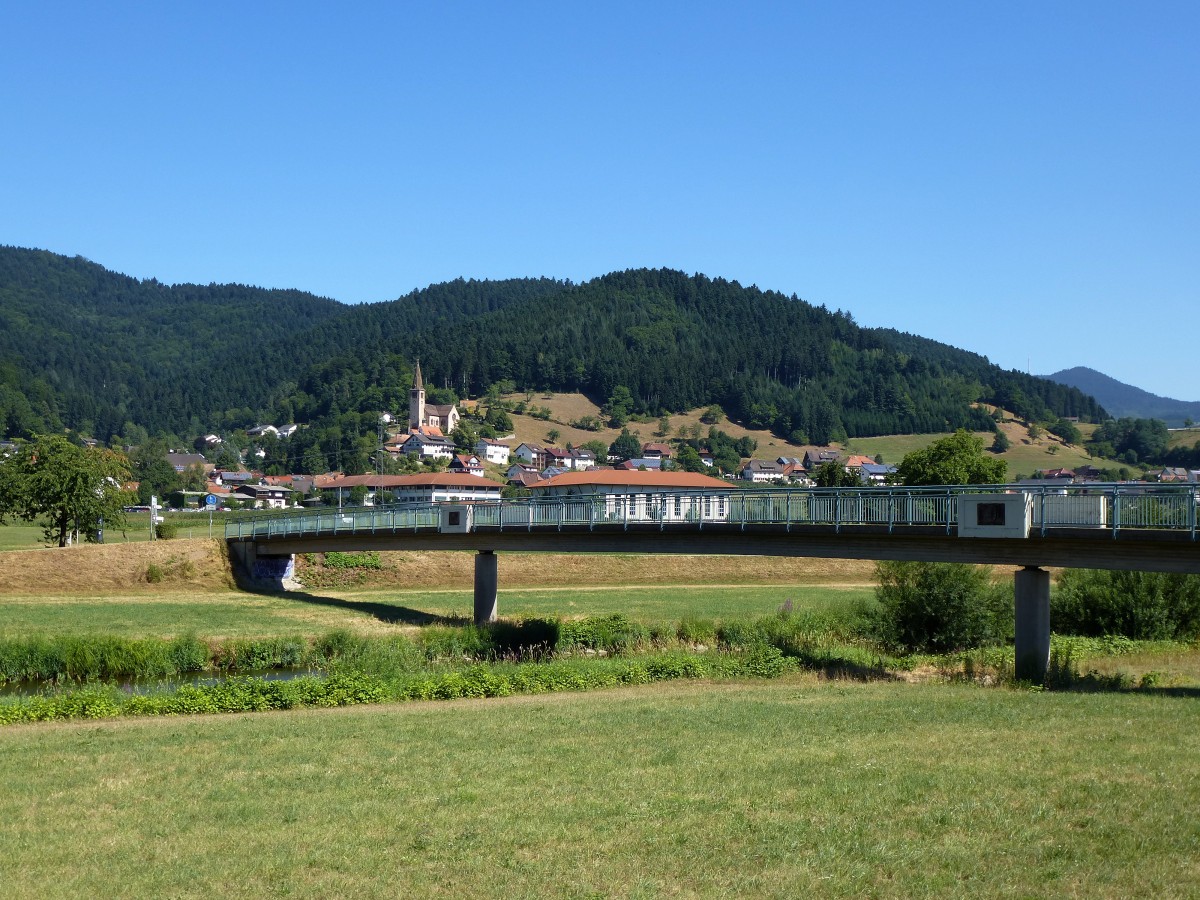 Fischerbach, Blick ber die Kinzig zum staatlich anerkannten Erholungsort, Aug.2015