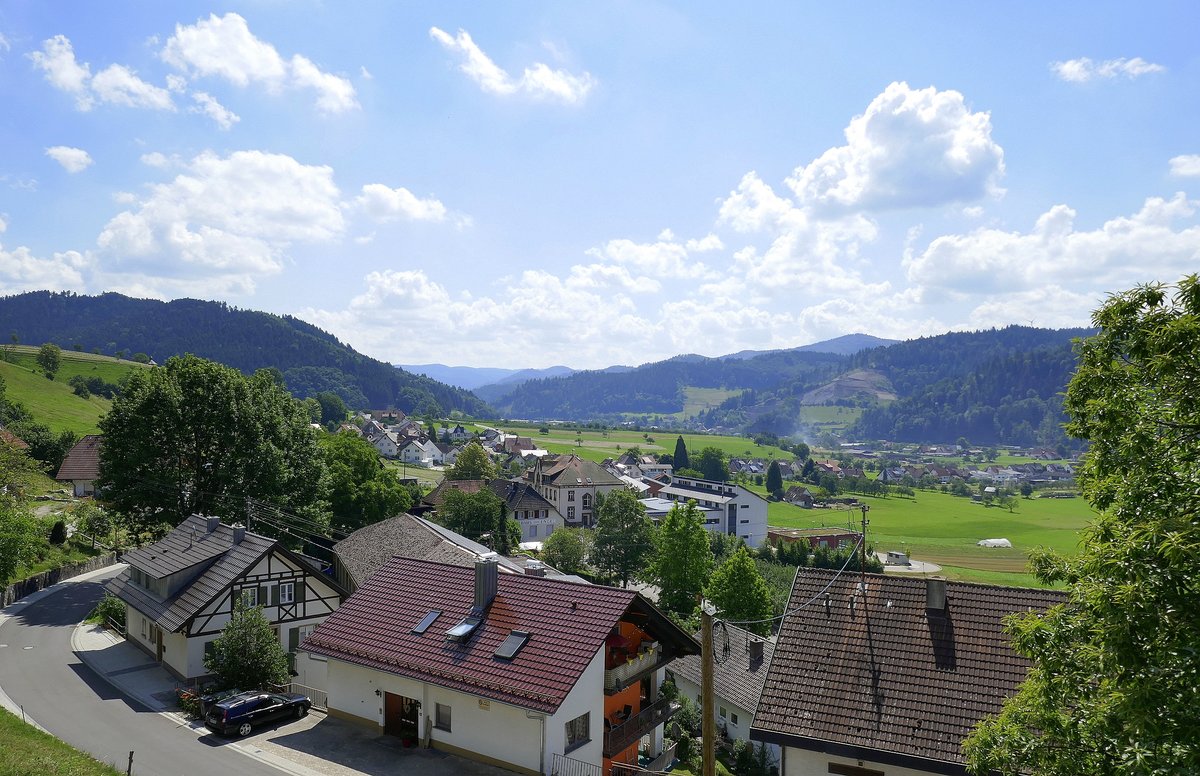 Fischerbach, Blick ber den Ort ins Kinzigtal Richtung Hausach, Juni 2020