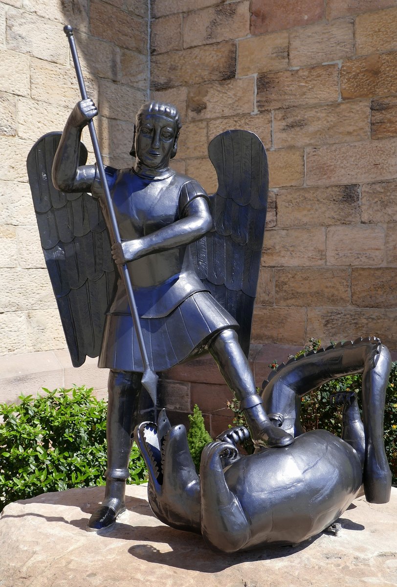 Fischerbach, dieses Kunstwerk der St.Michaels-Statue als Drachentöter steht an der St.Michaelskirche, geschaffen vom Kunstschmid Giuseppe Serio, aufgestellt Sept. 2019, Juni 2020