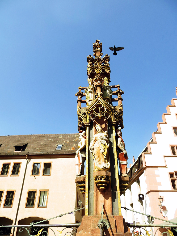 Fischerbrunnen vor dem Freiburger Mnster. Ansicht auf die Hl. Maria mit Kind.
August 2015