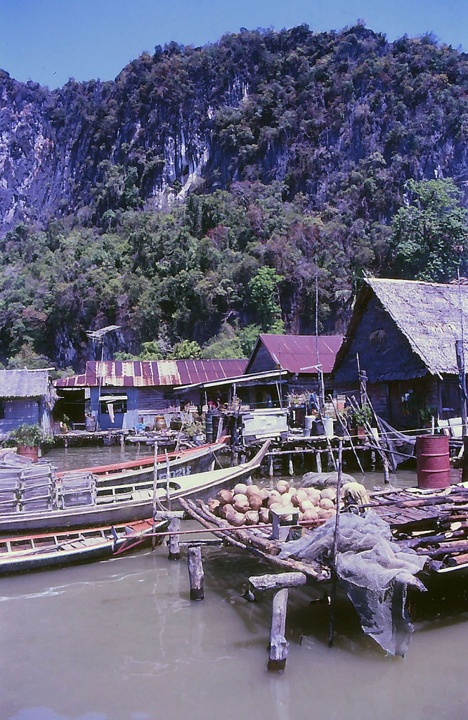 Fischerdorf im Ao Phang - nga National Park in Thailand. Aufnahme: Februar 1989 (Bild vom Dia).