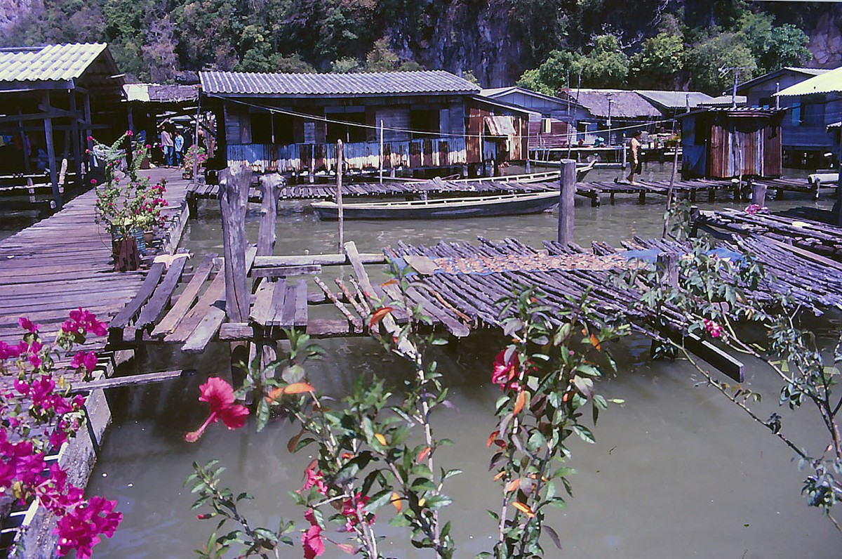 Fischerdorf im Ao Phang - nga National Park in Thailand. Aufnahme: Februar 1989 (Bild vom Dia).