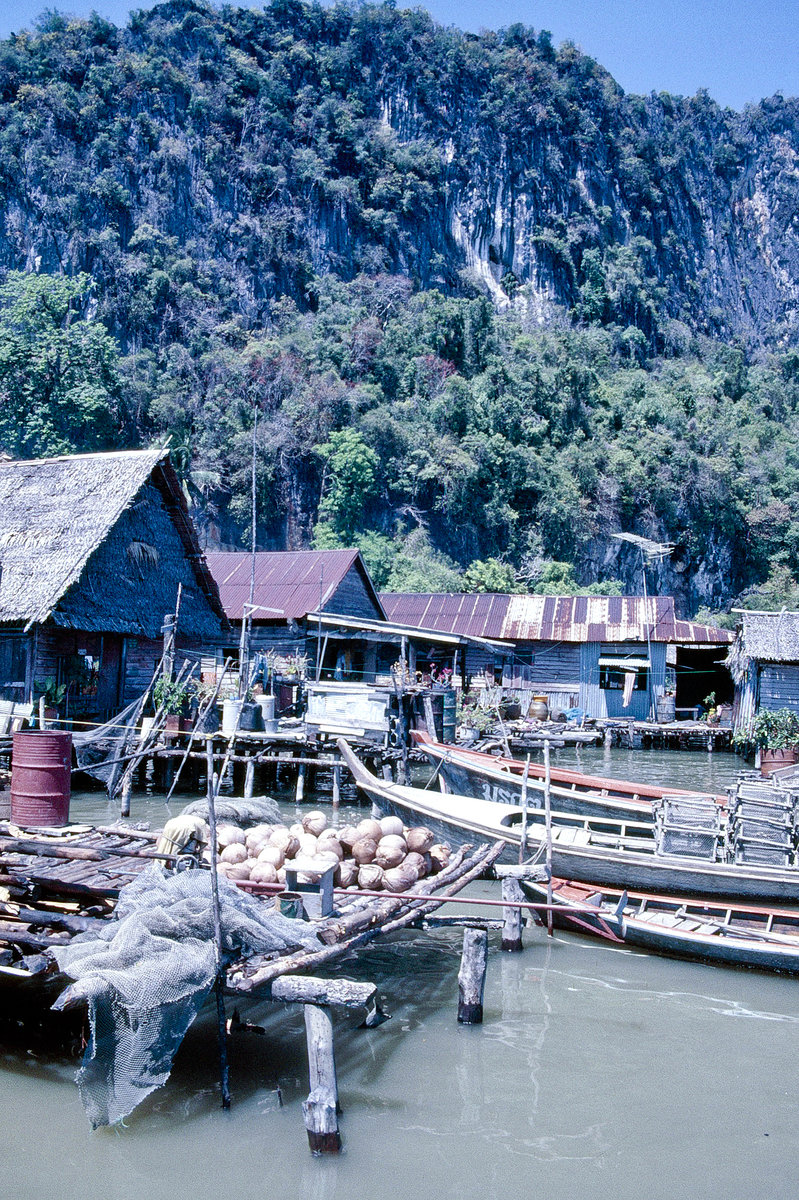 Fischerdorf im Nationalpark Krabi im Süden Thailands. Bild vom Dia. Aufnahme: Februar 1989.