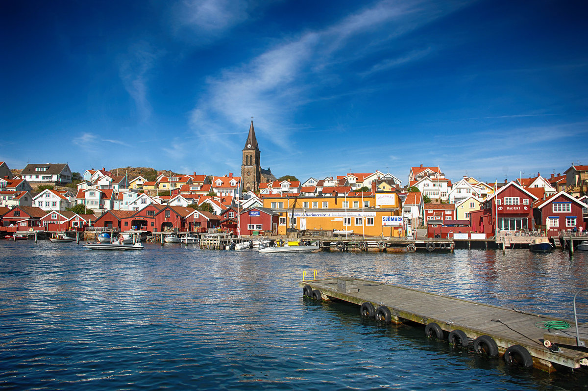 Fjllbacka ist eine Ortschaft (auf schwedisch: Tatort) in der schwedischen Provinz Vstra Gtalands ln und der historischen Provinz Bohusln. Der Ort in der Gemeinde Tatum liegt etwa 130 Kilometer nrdlich von Gteborg und etwa 25 Kilometer von der norwegischen Grenze entfernt.
Aufnahme: 1. August 2017.