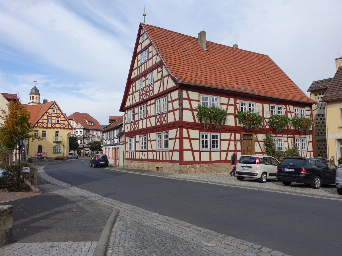 Fladungen, ehem. Pfrndnerspital in der Dr.-Hffling-Strae, zweistckiges Satteldachhaus mit Zierfachwerk, erbaut von 1770 bis 1774 (16.10.2018)