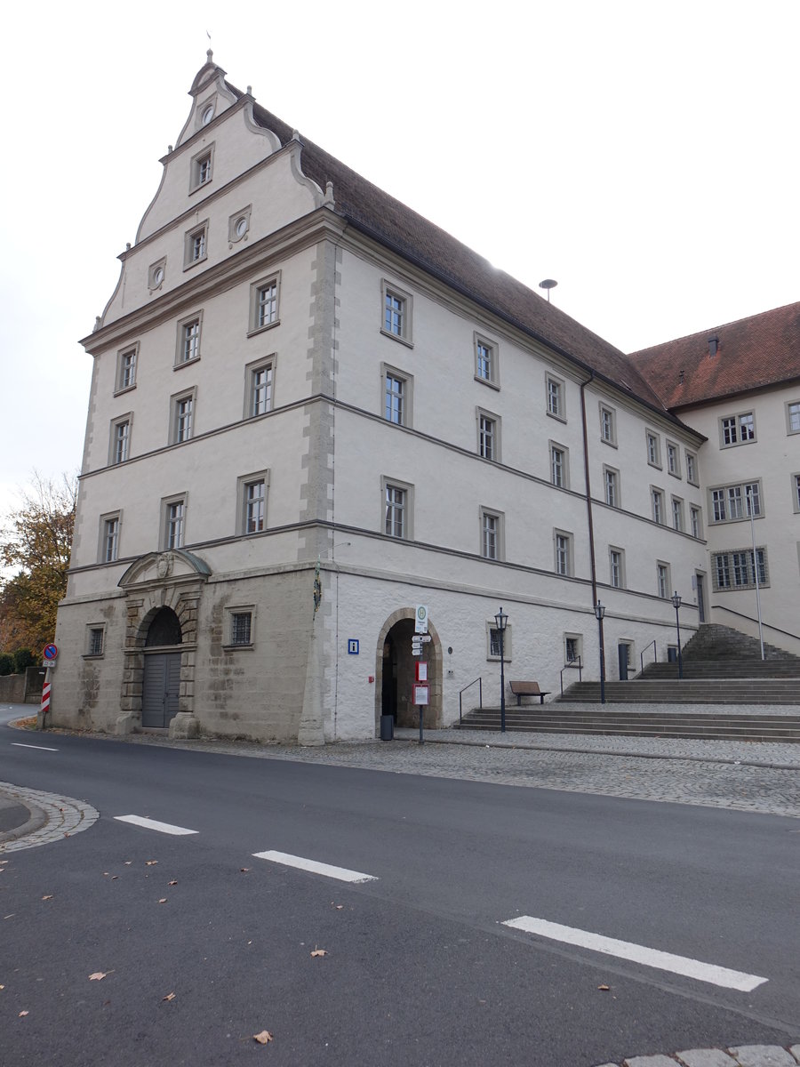 Fladungen, ehem. Zehnthaus, dreigeschossiger massiver Zweiflgelbau mit Volutengiebel, erbaut von 1601 bis1626, heute Rathaus (16.10.2018)