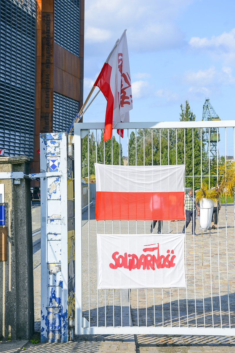Flaggen der Polnischen Gewerkschaft Solidarność am Europisches Zentrum der Solidarność in Danzig (Gdańsk). Aufnahme: 15. August 2019.
