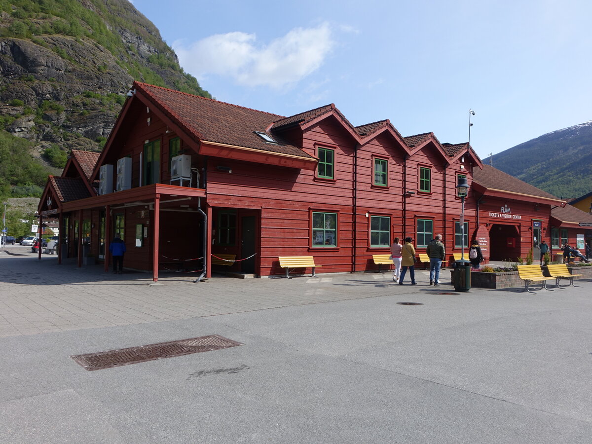 Flam, Bahnhof der Flambahn mit Touristbro am Stasjonsvegen (26.05.2023)