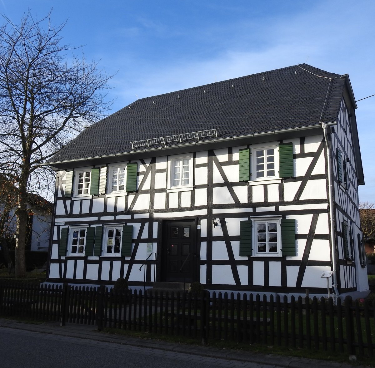 FLAMMERSFELD/WESTERWALD-RAIFFEISEN-HAUS
In dem schnen ,ber 230 Jahre alten Fachwerkhaus mit angrenzendem Bauerngarten lebte F.W.
RAIFFEISEN,der Begrnder des Genossenschaftswesens,mit seiner Familie von 1848-52 und arbeitete als
Brgermeister des Amtes FLAMMERSFELD- hier am 14.11.2017...