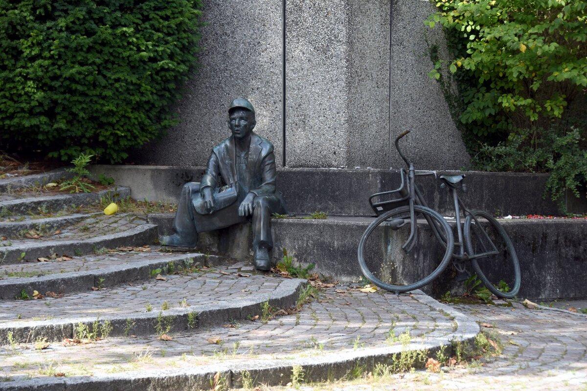 FLENSBURG, 03.09.2023, sch�ne Skulptur an der Postbank-Filiale in der Bahnhofstra�e
