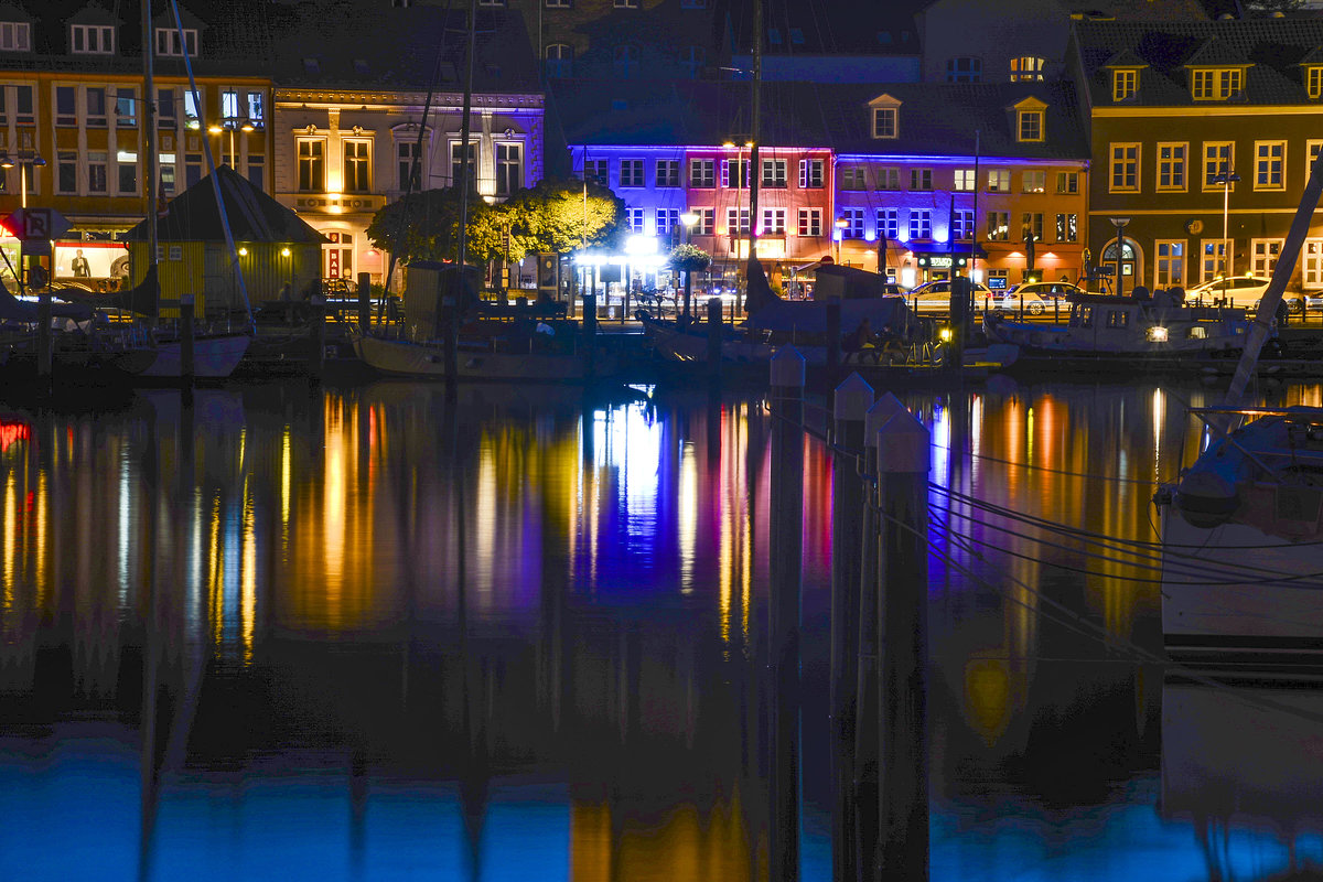 Flensburg - Alte Huser am Willi-Brandt-Platz vom Ostufer der Flensburger Innenfrde aus gesehen. Aufnahme: 18. Juli 2020.