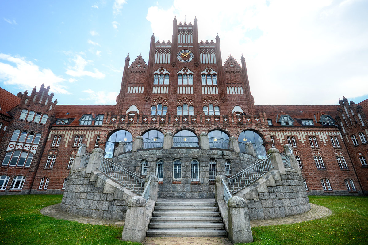 Flensburg - Das Hauptgebude der Marineschule Mrwik von Kelmstrae aus gesehen. Vorbild war die Ordensburg Marienburg (Ostpreuen), was dem Wunsch Kaiser Wilhelms II. entsprach. Aufnahme: 15. Juli 2020.