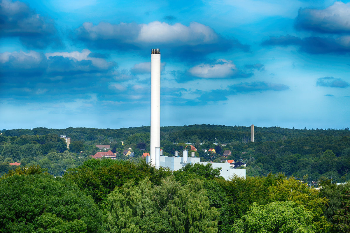 Flensburg - Der Schornstein der Flensburger Stadtwerke vom Wasserturm im Volkspark aus gesehen. Aufnahme: 31. Juli 2020.