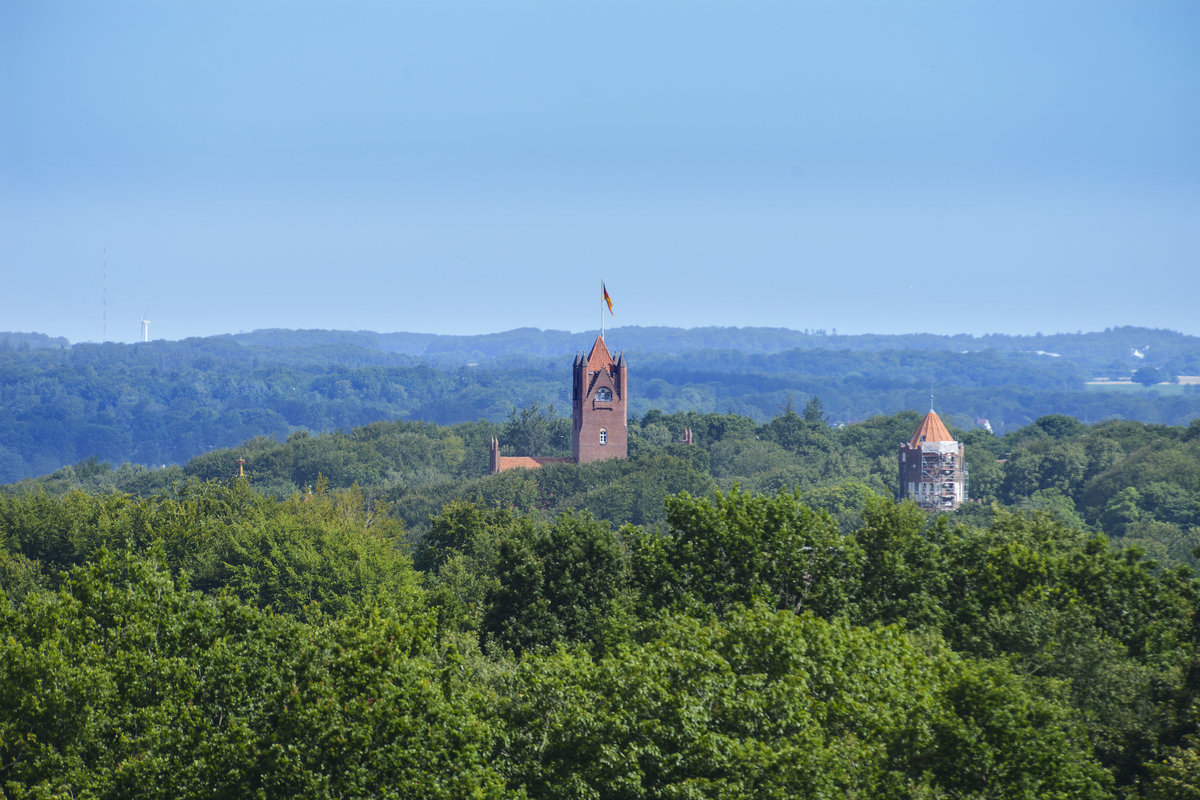 Flensburg - Der Turm der Marineschule Mrwik vom Wasserturm im Volkspark aus gesehen. Aufnahme: 31. Juli 2020.
