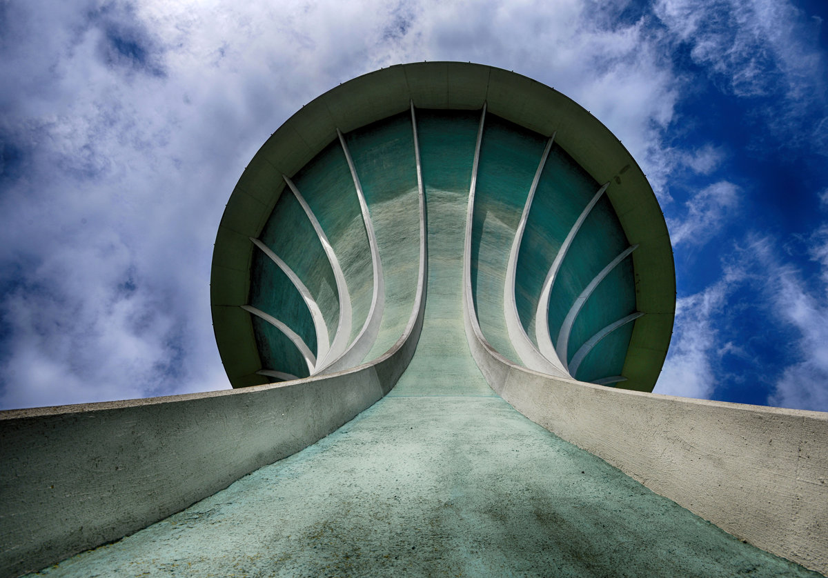 Flensburg - Der Wasserturm im Volkspark von unten nach oben. Aufnahme: 31. Juli