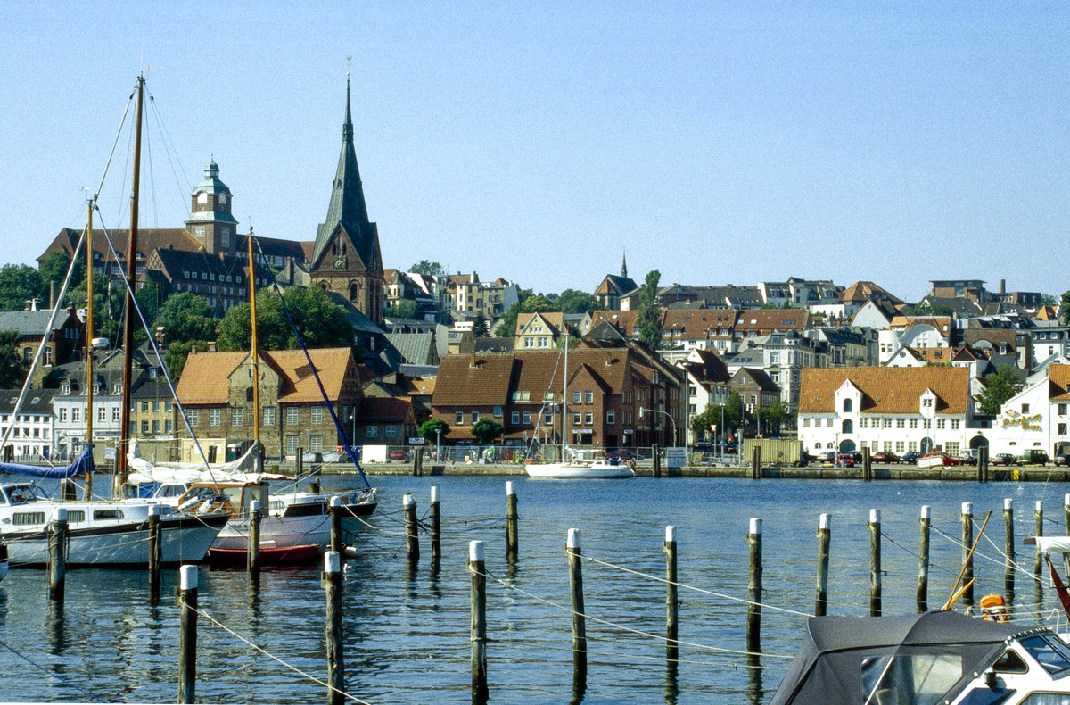 Flensburg vom stlichen Stadthafen aus gesehen. Bild vom Dia. Aufnahme: August 1999.