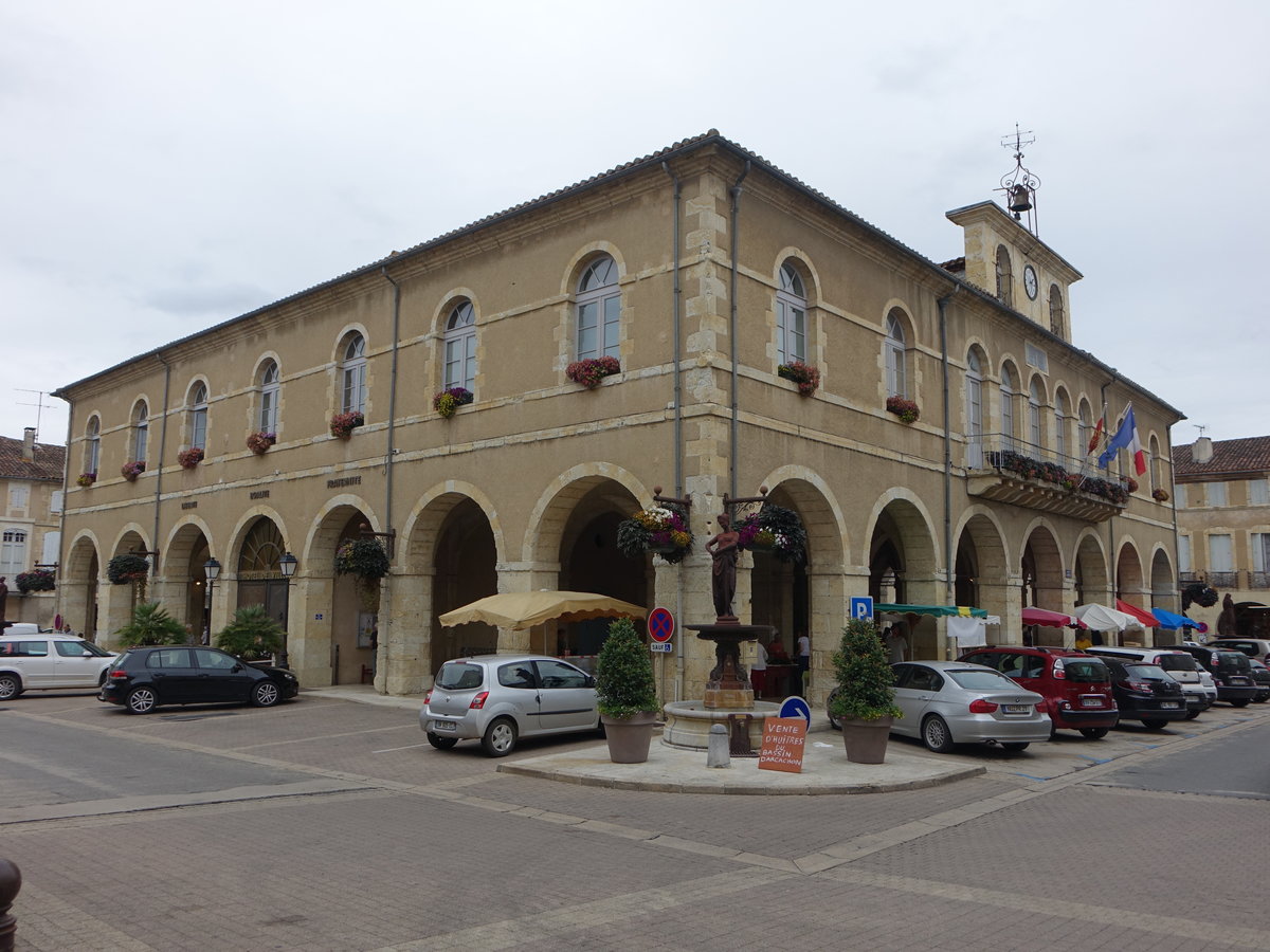 Fleurance, historisches Rathaus und Markthalle am Place de la Republique (28.07.2018)