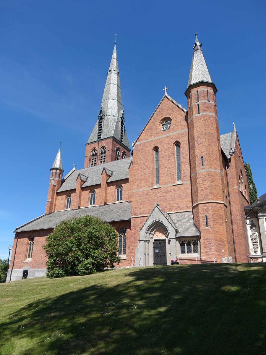 Floda Kyrka, neugotische Backsteinbasilika, erbaut von 1885 bis 1888 von Axel Herman Hgg (14.06.2016)