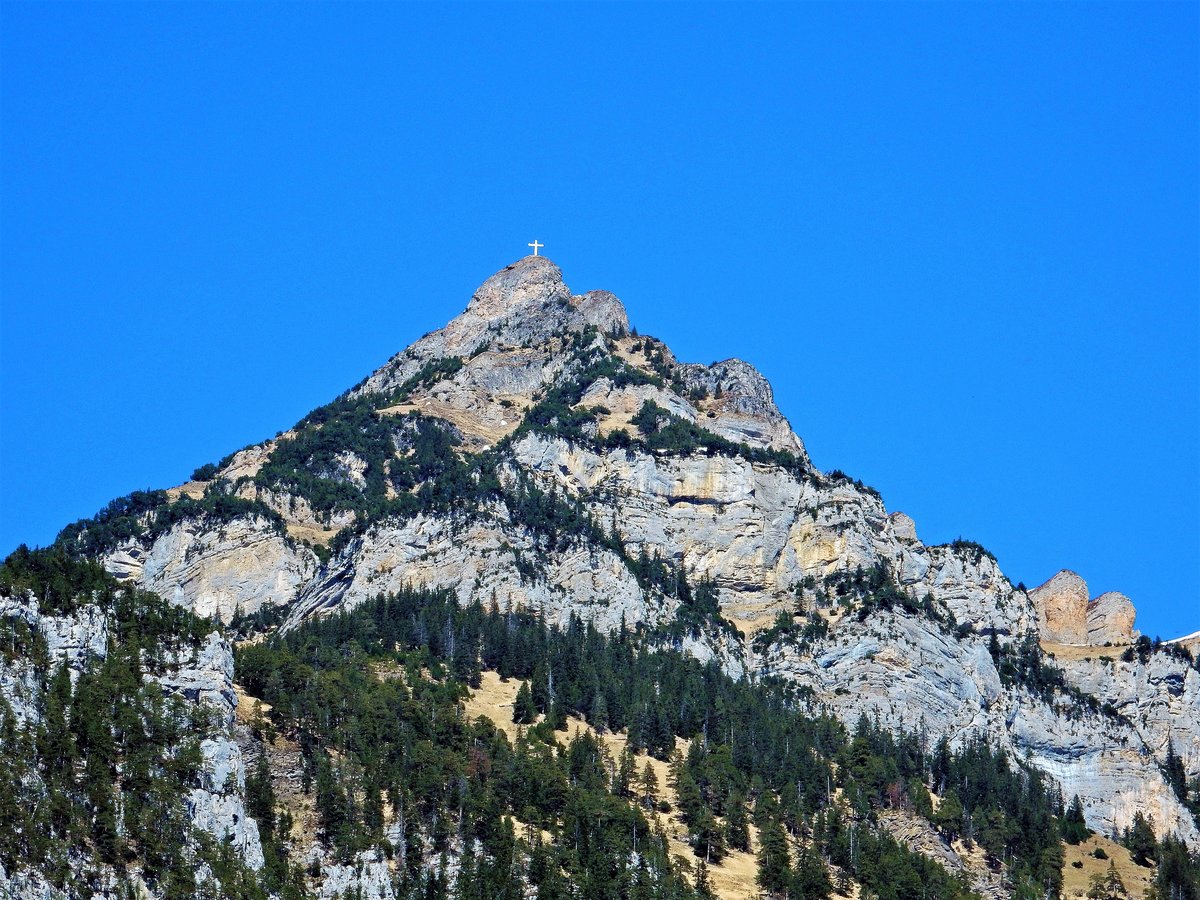 Flelen, Zoom in Richtung Rophaien. Das markante Gipfelkreuz liegt auf 2'078 m..M - 22.04.2015