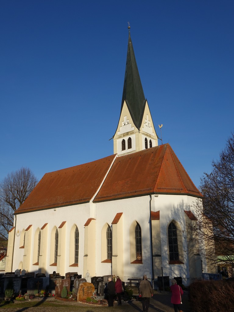 Frnbach, Maria Himmelfahrt Kirche, Verputzte Saalkirche mit Steilsatteldach, leicht eingezogenem Polygonalchor und nrdlichem Turm mit Blendgliederung und Spitzhelm, Langhaus und Chor mit Netzgewlben, erbaut im 15. Jahrhundert (25.12.2015)