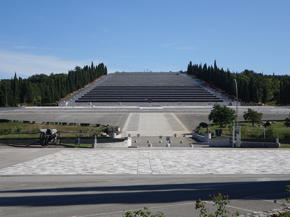 Fogliano, militrische Gedenksttte Sacrario di Redipuglia, erbaut 1938 nach Plnen des Architekten Giovanni Greppi und des Bildhauers Giannino Castiglioni (19.09.2019)