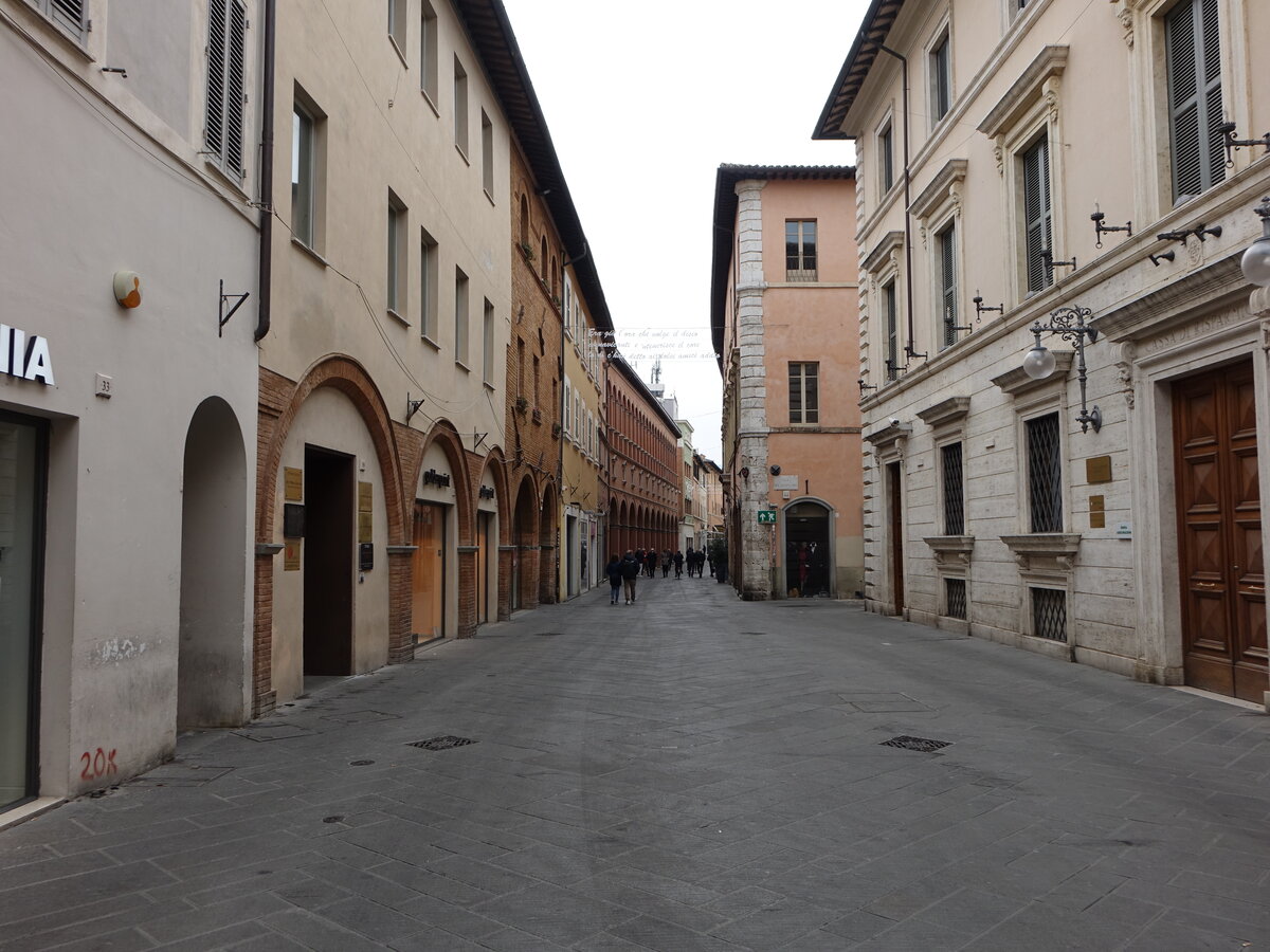 Foligno, historische Huser am Corso Cavour (27.03.2022)