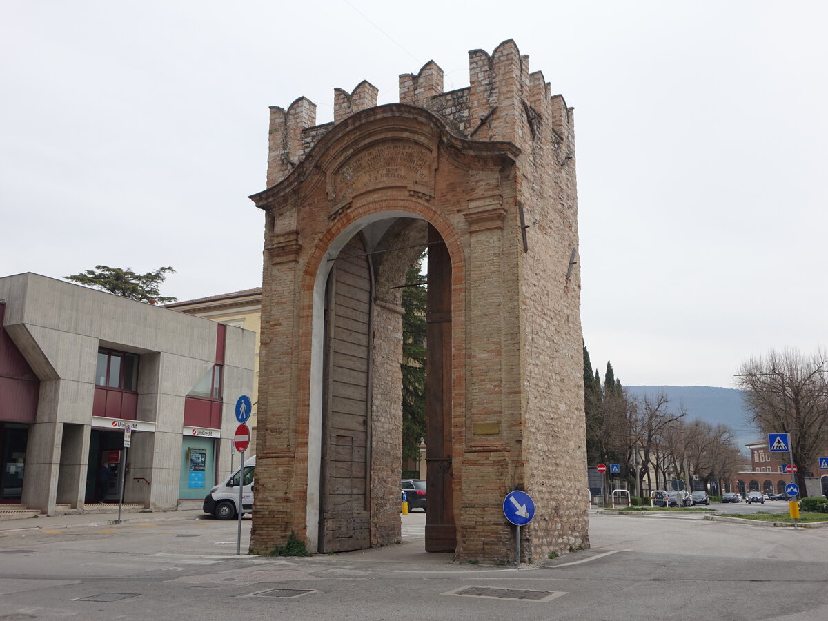 Foligno, Stadttor Porta Felicianetto, erbaut im 14. Jahrhundert (27.03.2022)