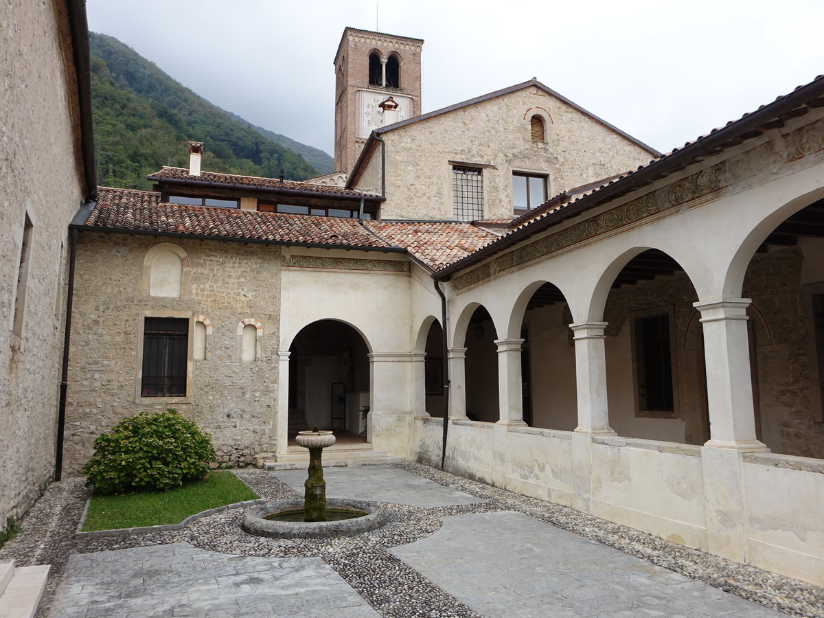 Follina, Abbazia di Follina, gegrndet 1146, Basilika erbaut im 13. Jahrhundert, Kreuzgang aus der Sptromanik von 1268 (17.09.2019)