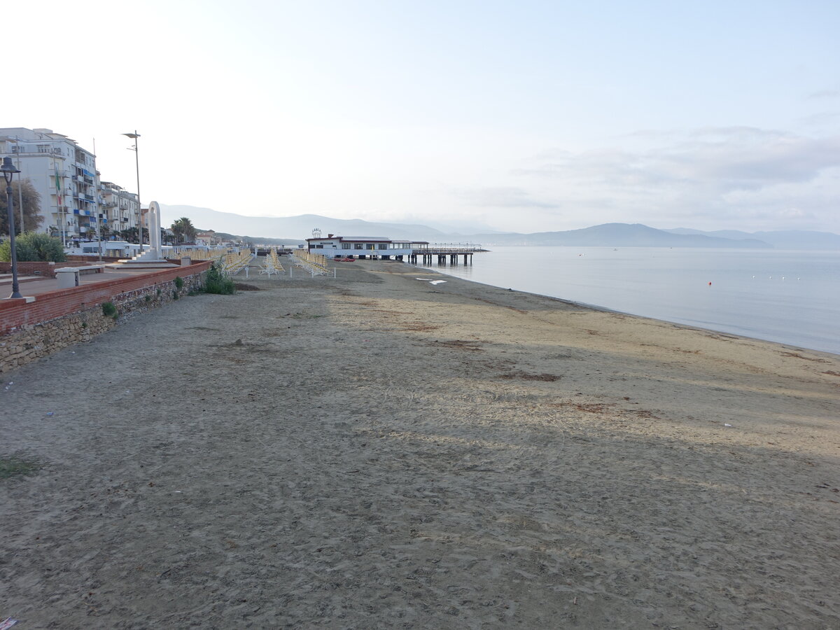 Follonica, menschenleerer Strand an der Viale Giosue Carducci (23.05.2022)