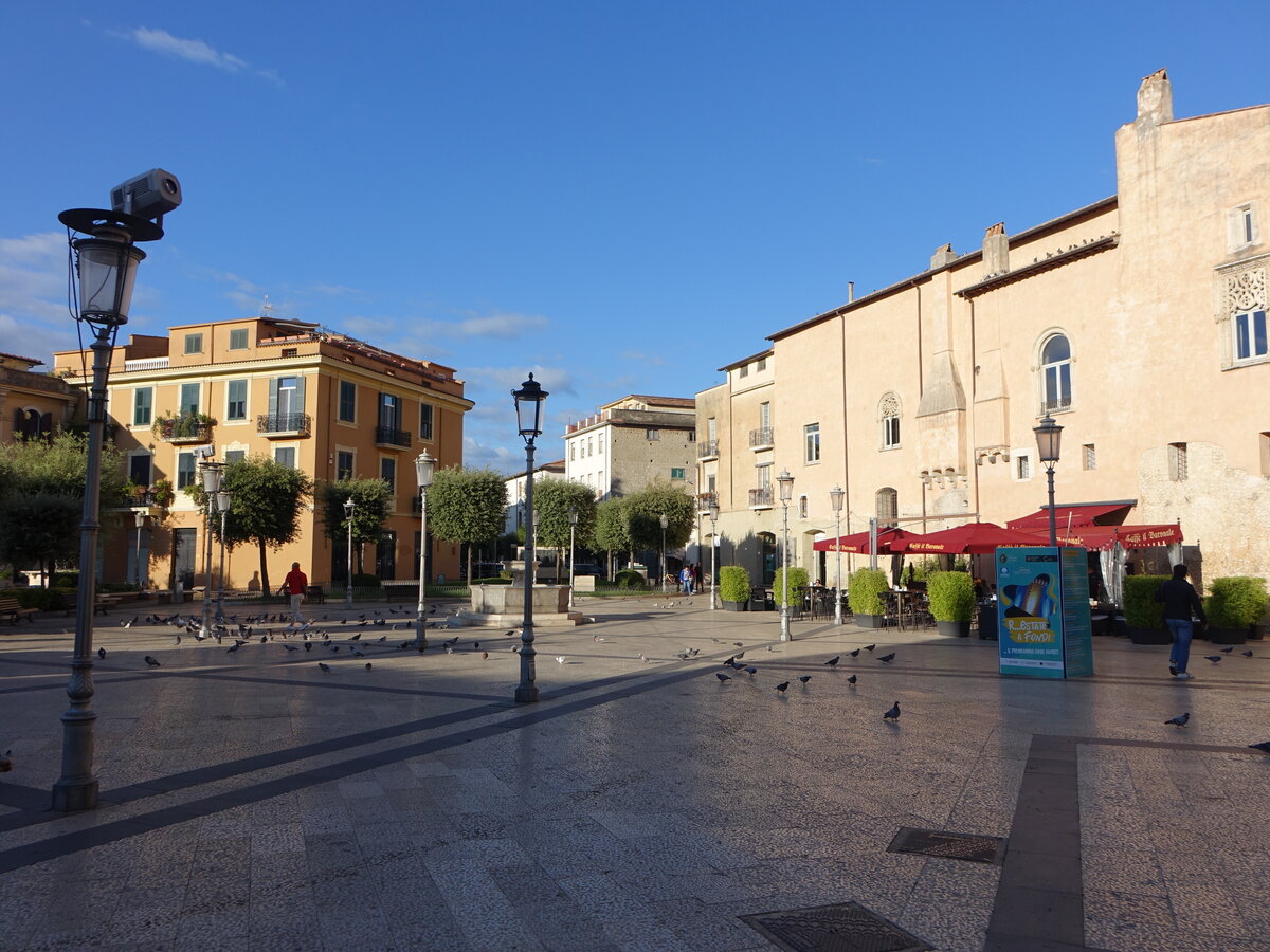 Fondi, Palazzo Caetani an der Piazza Unita Italia, erbaut im 13. Jahrhundert (21.09.2022)