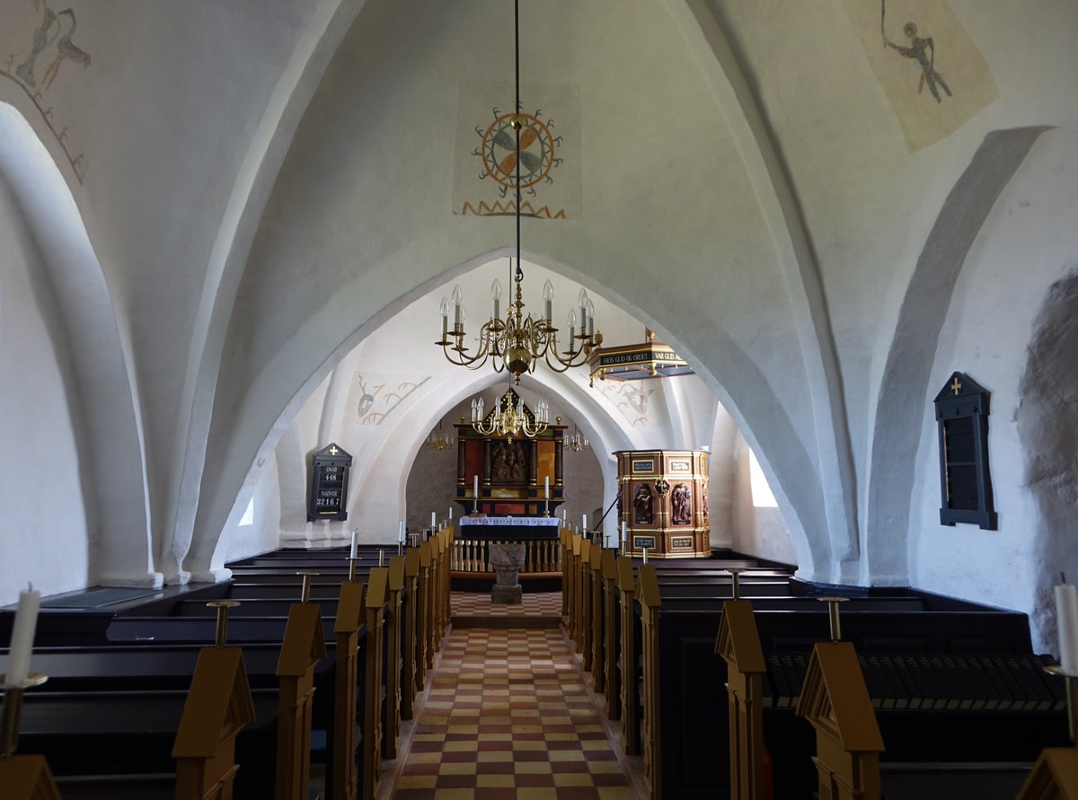 Fons, Innenraum mit Altar von 1833 in der Ev. Kirche, Kanzel von 1663 (23.07.2019)