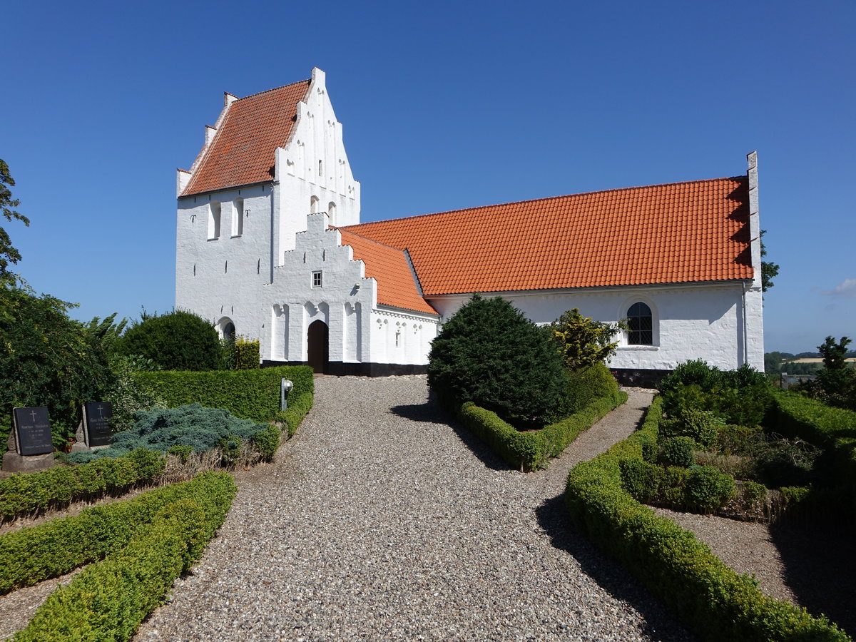 Fons, romanische Ev. Kirche, erbaut im 11. Jahrhundert (23.07.2019)