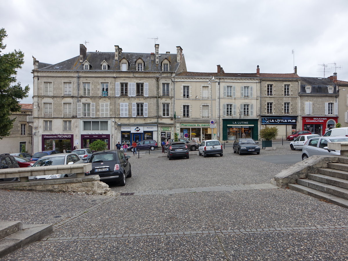 Fontenay-le-Comte, Huser an der Rue Georges Clemenceau (13.07.2017)