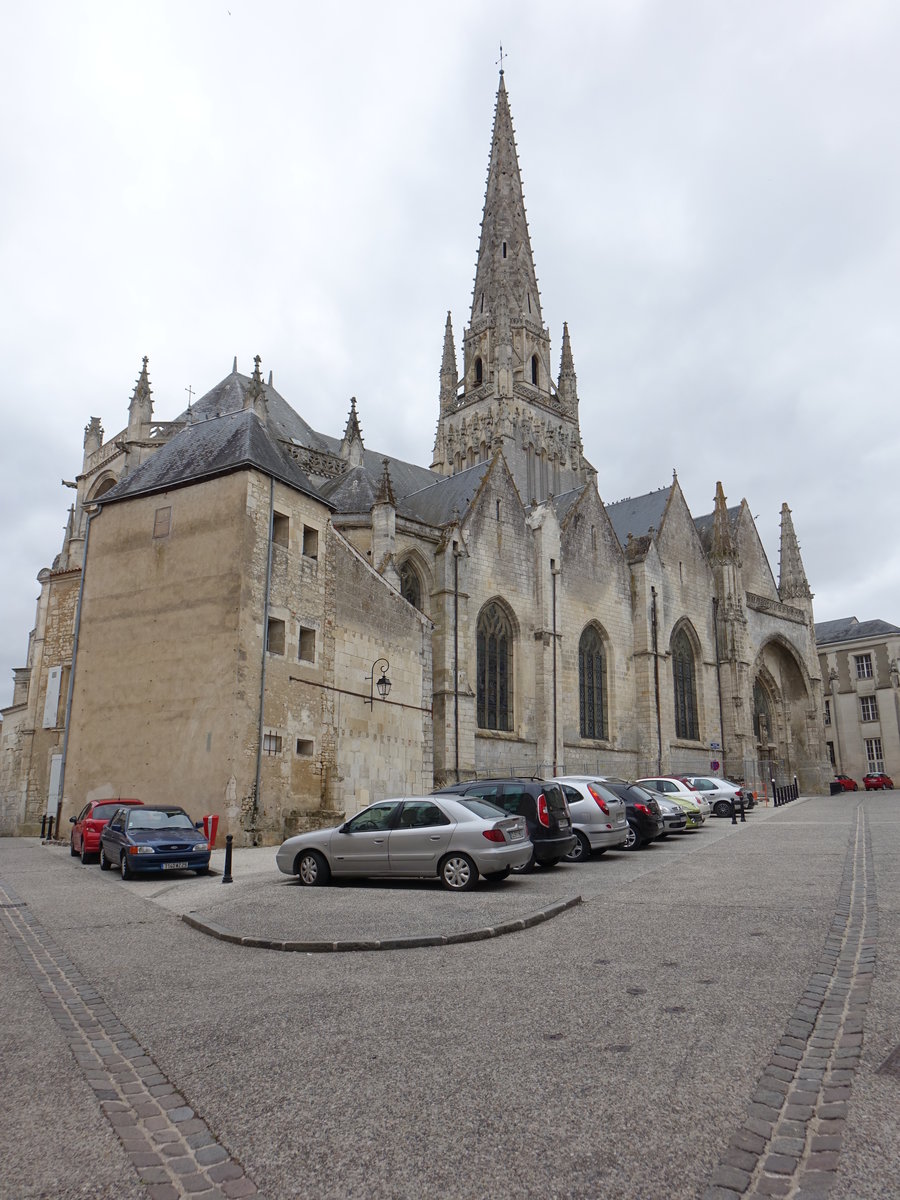 Fontenay-le-Comte, Notre Dame Kirche, sptgotischer Flomboyant Stil, erbaut im 15. Jahrhundert (13.07.2017)