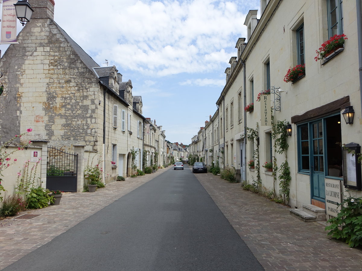 Fontevraud-l’Abbaye, historische Huser in der Rue Robert de Arbrissel (09.07.2017)